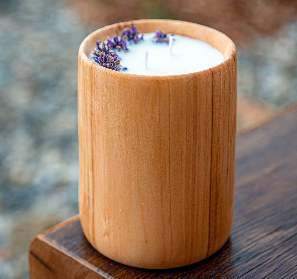 sójová svíčka v dřevěném kalíšku